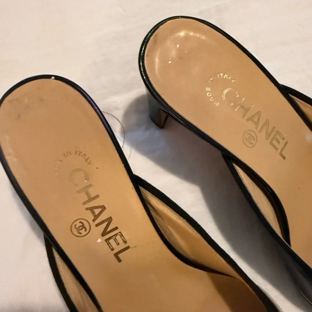 CHANEL Black Leather Bow-Trim Mules with White Piping EUC 0667 - Picture 11 of 16